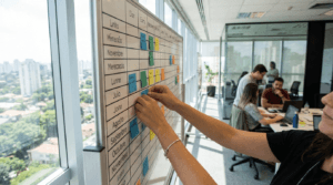 Organizadora montando a programação de cinco dias da SIPAT em quadro de planejamento